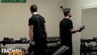 Große Jungs im Fitnessstudio