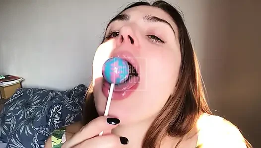 31 TALIMATı | Mükemmel amcıklı ateşli sarışın lolipop emiyor ve mastürbasyon yaparken mastürbasyon yapıyor