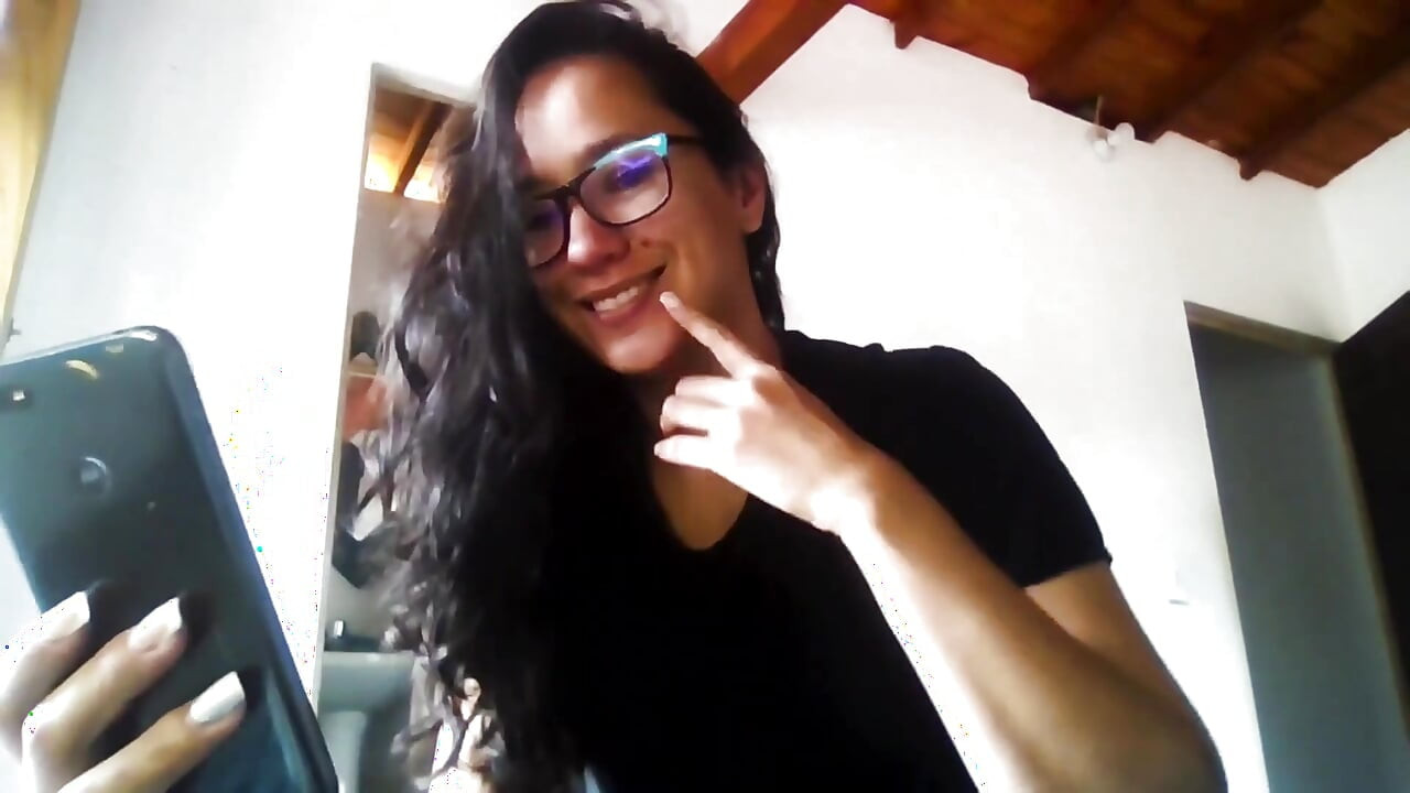 그녀의 BF를 위해 에로티코 비디오를 공개하는 라틴 소녀