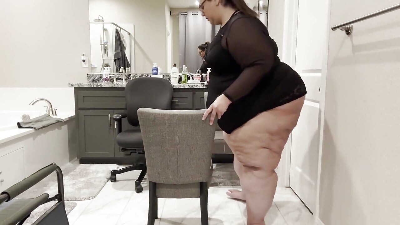 Luxe in Lingerie: Plump Paradise Tight Chair Tease (wmv)