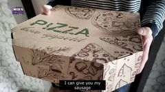 宅配便業者はピザを混乱させ、チンポを作るように提案した