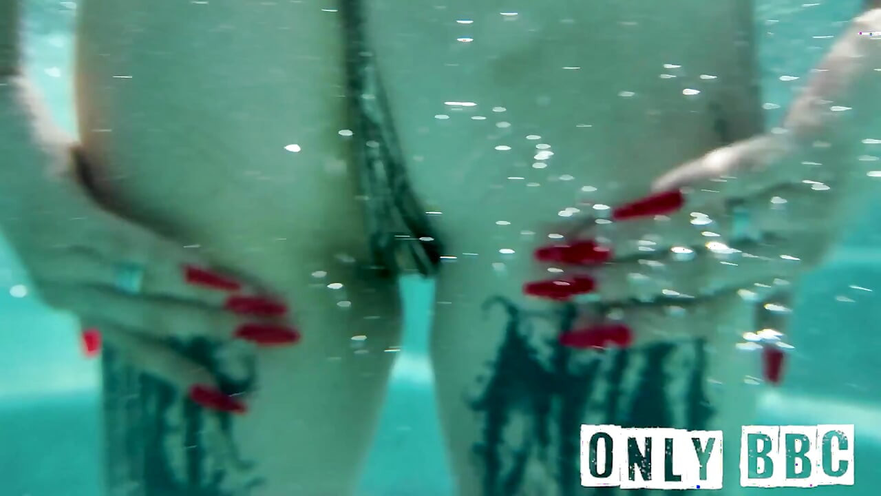 Plavokosa devojka u bikiniju se igra i jebe sa velikim crnim kurcem