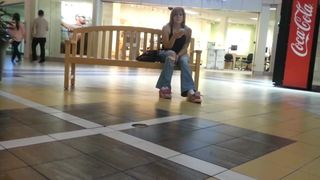Lilly está jugando con los pies en el centro comercial