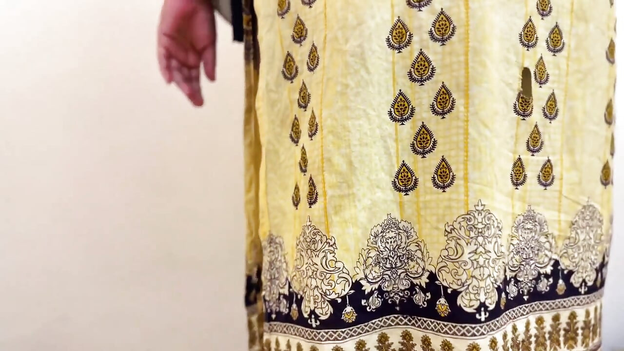 Minha linda bunda grande e peituda colega de quarto gostosa sem calcinha vestindo calcinha hijab kamiz &limpa nosso quarto