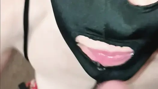 Istri nakal bertopeng lagi asik nyepong kontol