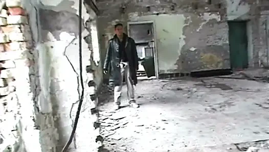 Расширенная дырка в заднице сексуальной бритой девушки в фетишном платье