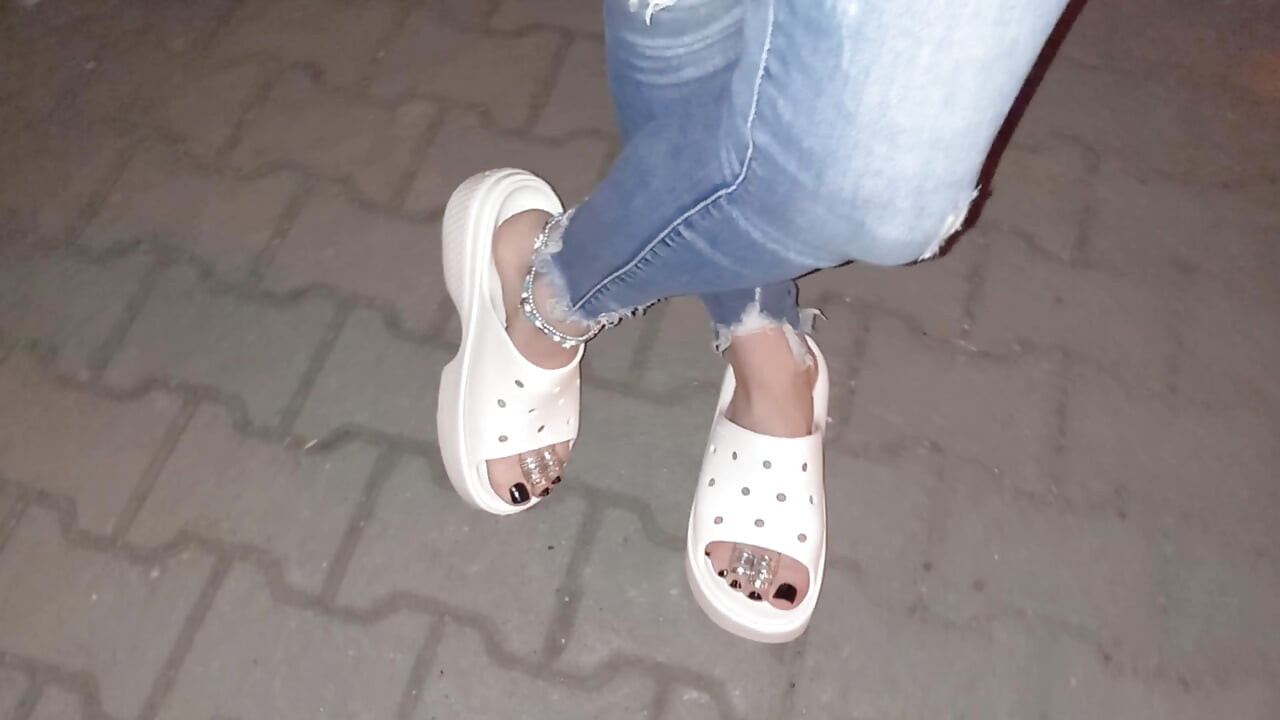 Je porte un jean moulant et montre mes jolis pieds