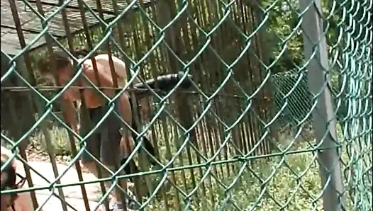 Tante seksi dengan memek berbulu lagi ngidam dientot sama kontol besar di taman umum