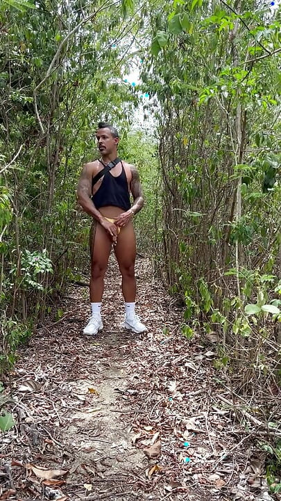 Vandring i skogen och övergiven park runkar av tills cum Ortizjona / Jona Ortiz