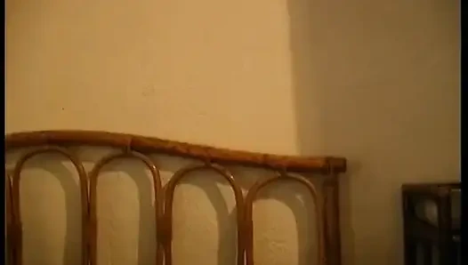 Cewek itu berbaring di atas meja dan mulai bermain dengan tempatnya yang panas