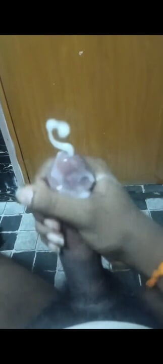 18-jähriger junge aus indien wichst seinen großen bbc-schwanz und kommt riesige dicke mehrere cumshots, fortgesetzt 1 minuten cumshot-video