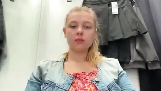 Public orgasm with jucielussie in the fitting room