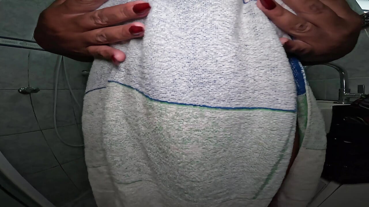 POV sau khi tắm: Tôn thờ âm hộ nhiều lông của tôi và vắt sữa vú của tôi