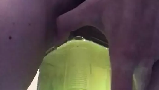 ホットなヒッピーの女の子がグラスに放尿して乳首で遊ぶ