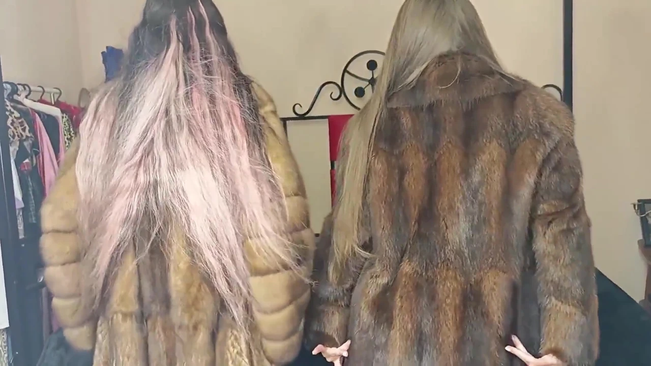 Samus kürk mantolu trans kız ladyboy kız arkadaşını miskrat kürk mantoyla sikiyor