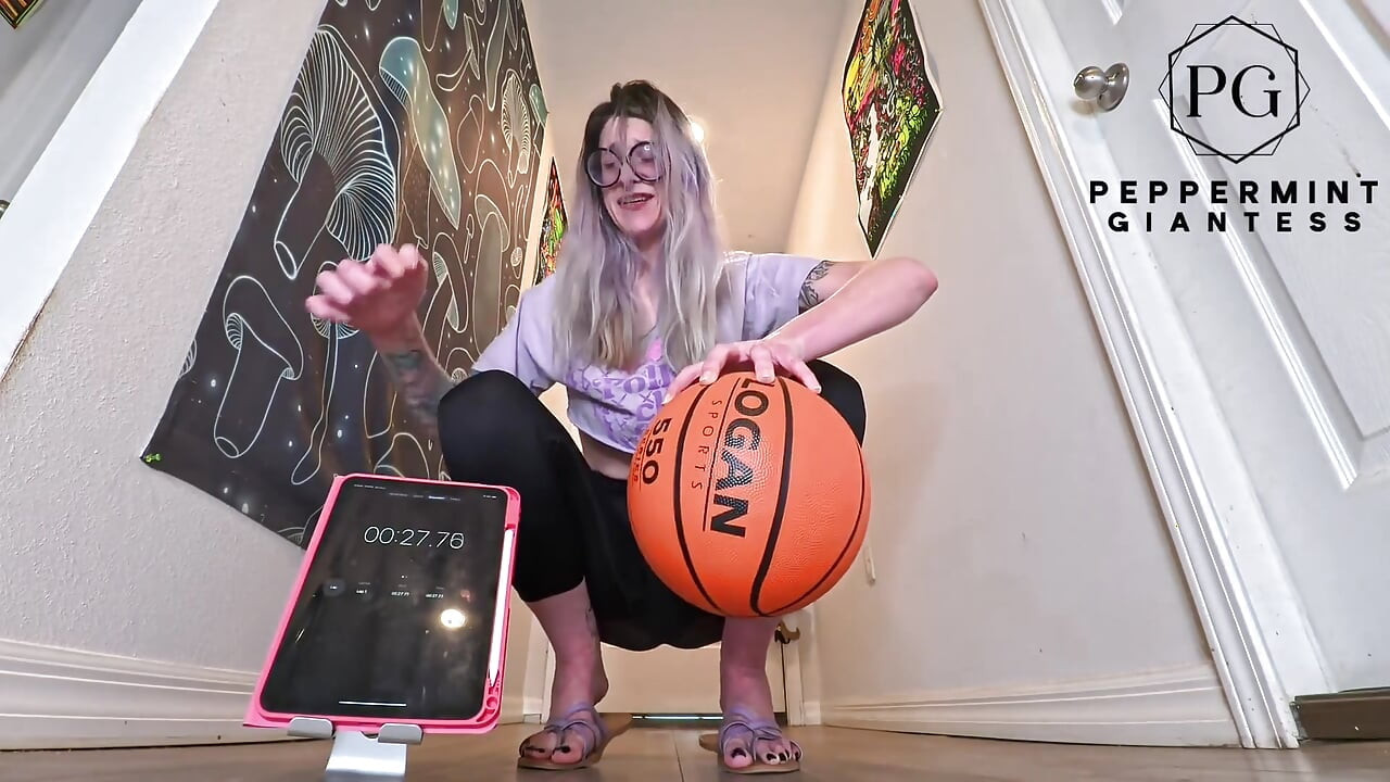 Deusa de 1,80m de altura, desafio de uma mão no basquete, quanto tempo essas mãos enormes podem dominar?
