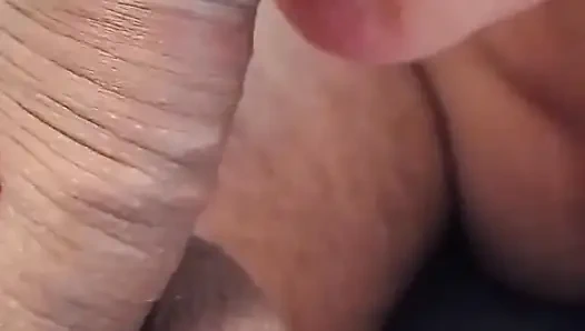 Милфа жестко трахнула пизду большим дилдо