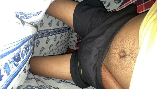 Indische jongen vrijen onder deken - maagdelijke jongen