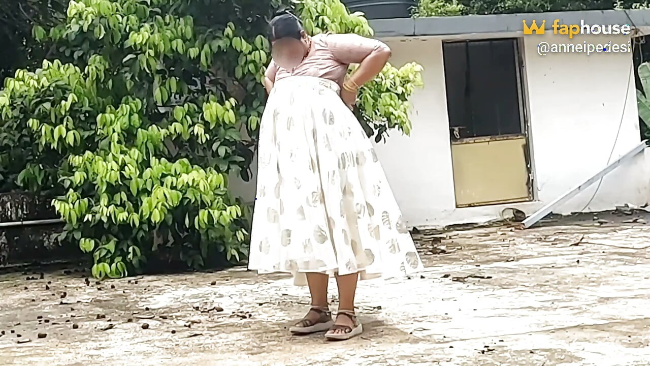 Awek montel dalam skirt putih dan merah jambu untuk berbogel sepenuhnya dan berjalan bogel di luar rumah