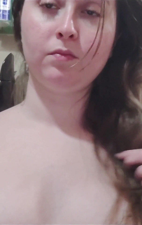 Cepillando mi larga rubia