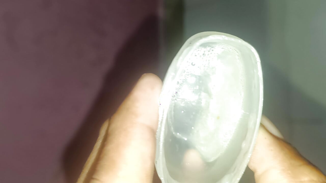 Pênis com vara de plástico dentro do spream