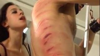 Итальянская госпожа порет и бьет ногами