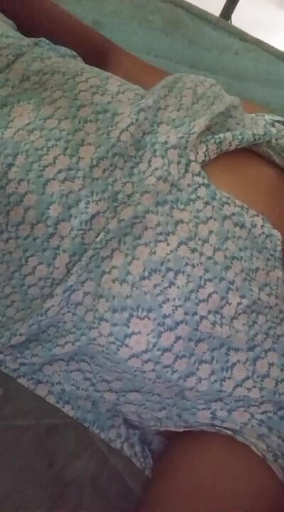 Hete brunette masturbeert met een gigantische dildo bovenop teddybeer