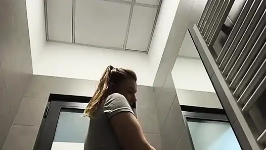 Кримпай для киски. Сквирт на публике и трах пальцами