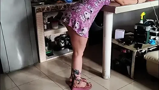 Ibu tiri masturbasi di dapur dengan payudaranya yang besar