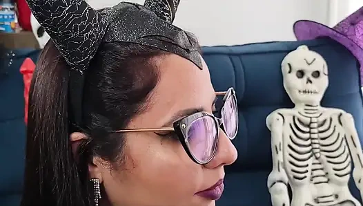 Dracula mencoba menggigit kiffa witch tetapi mendapat pelajarannya