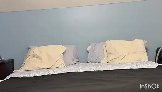 Я скачу на его толстом хуе и кончаю, наклоняюсь и долблю в задницу!