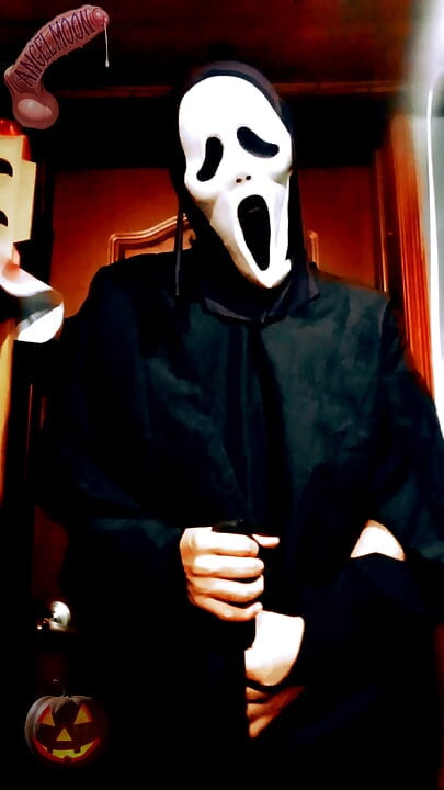 SCREAM A LOVE STORY Seorang pria dominan dengan topeng Ghostface dan kontol besar menyusup ke rumahmu pada malam Halloween untuk menyemprotkan sperma