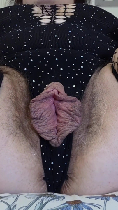Gata grossa em meia arrastão fode sua buceta peluda com consolos - close-up pingando orgasmo | Clipe 1