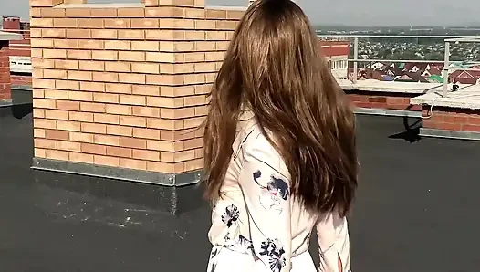Yabancı evin çatısında tutkulu bir şekilde büyük bir penis emiyor, iç çamaşırına boşalıyor