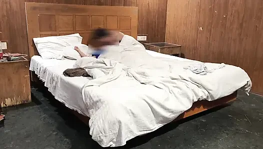 Otelde üvey babasının seksi üvey kızını sikiyorum. Ateşli ve desi ev yapımı seks