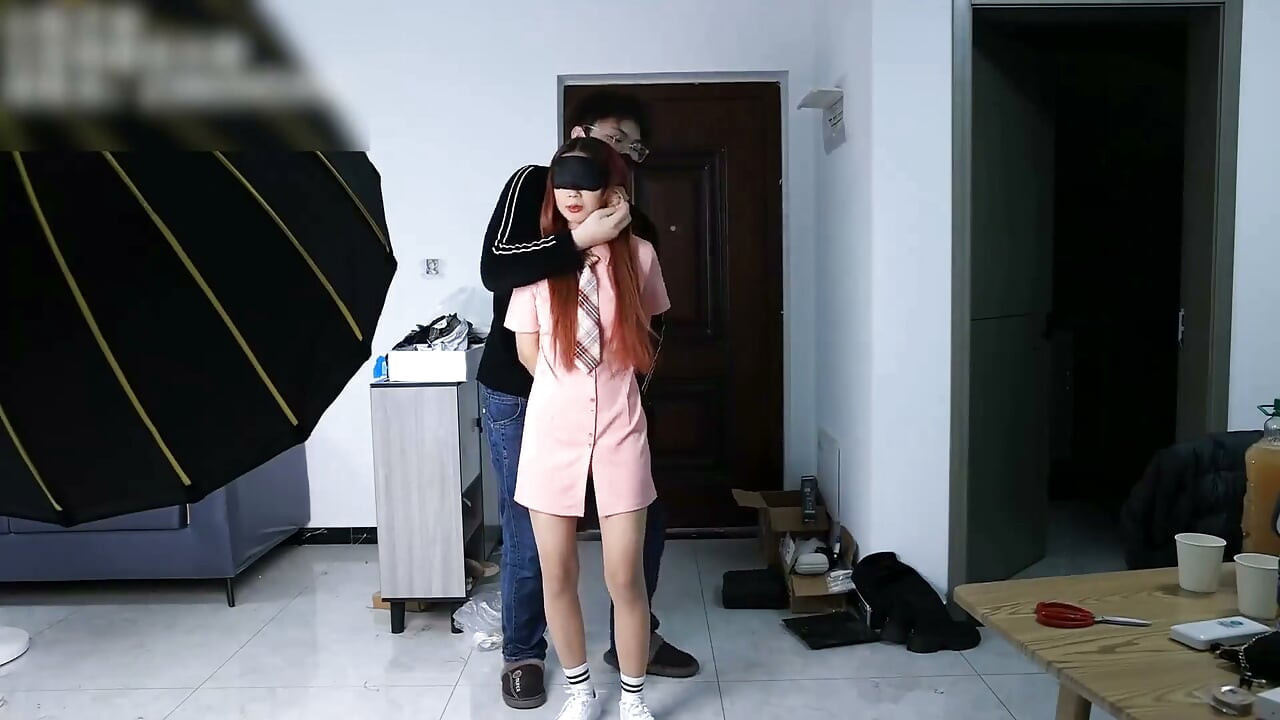 Mi novia está vestida de criada, atada en la cama y jugando con ella a mi merced