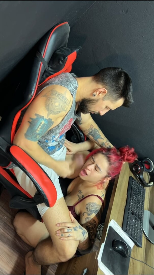 Submissive sucking boss in the office - It's part of the job!