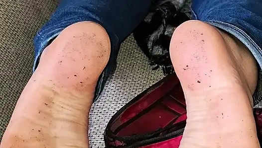 Kötü kokan ve kirli ayaklarım önünde görmezden gelinmek zorunda kalın