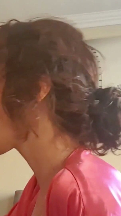 Cô gái mặc áo choàng màu hồng bú cu và đưa cu cho đến khi cô ấy cums | Đoạn video ngắn 1