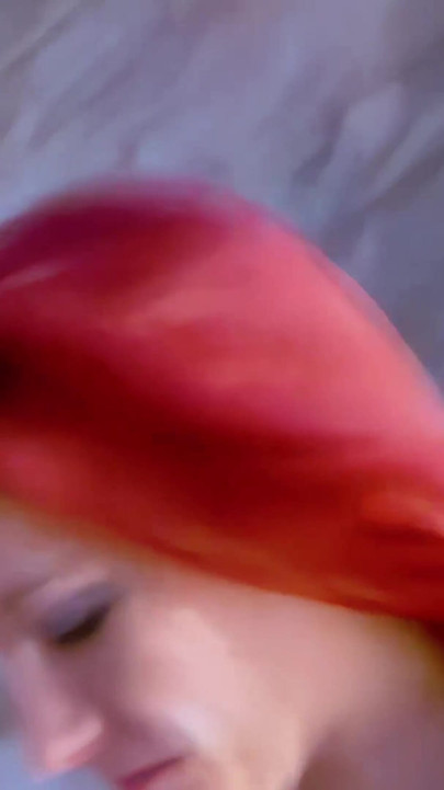 Angie Kiss: Bintang lucah si rambut merah kecil molek Angie Kiss berbogel di pantai