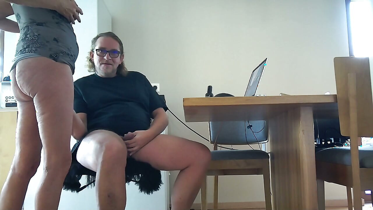 DirtyMilfTina 포르노를 몰래 보는 장면