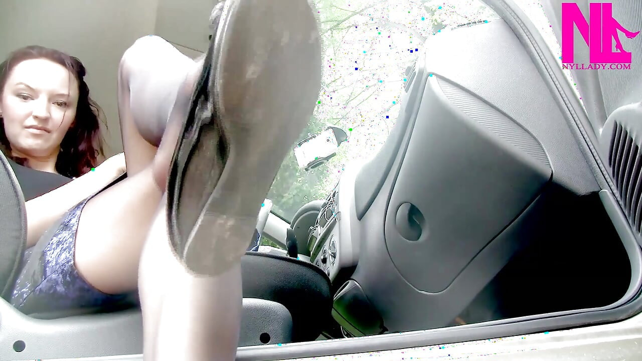在車內性感漆皮公寓裡晃來晃去