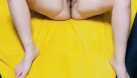 Emma lagi asik masturbasi memek dan seks pribadinya