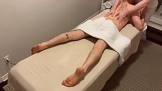 Bauarbeiter bekommt von einem jungen Masseur die tiefstmögliche Massage