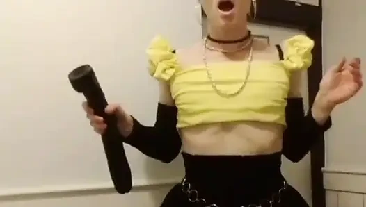 Ateşli kadın kılıklı ibne whiteboi halka açık büyük zenci yarağı dildo
