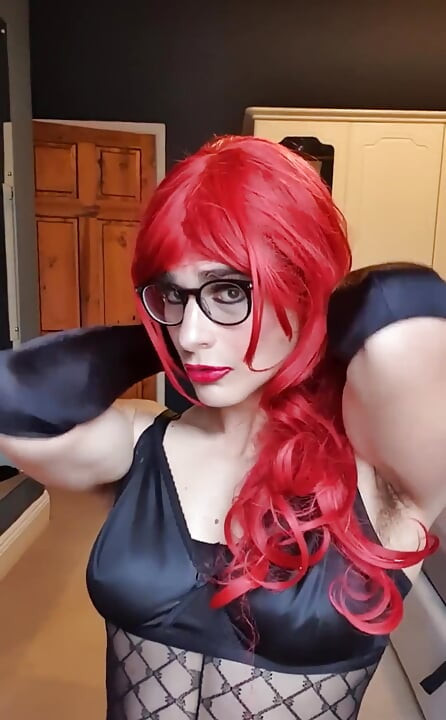 触れたいんだろ?ナイロンの体を手でなぞり、長い脚を上下に滑らせて