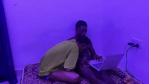 En Iyi Arkadaşımla Oynamaktan Beni Sert Sikiyor