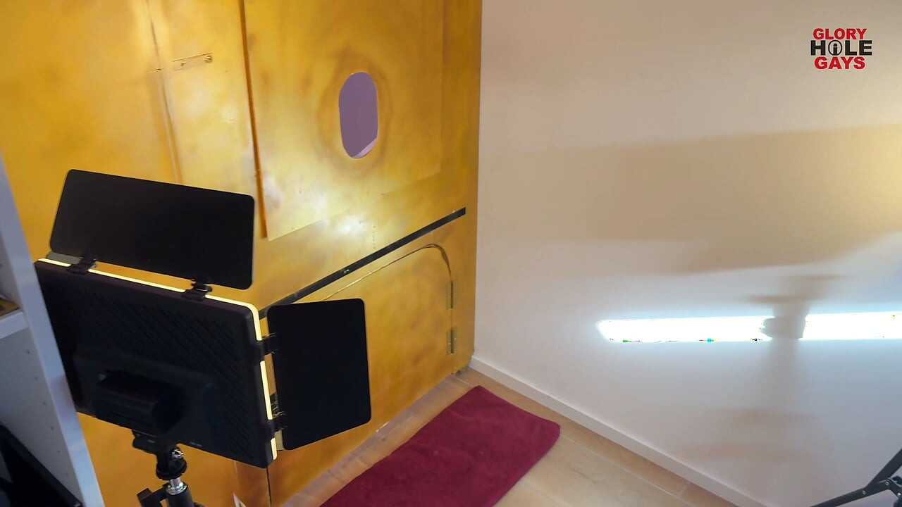Gloryhole foreskin – long foreskin stimulated with the tongue