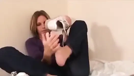 Footjob auf einem massiven schwanz