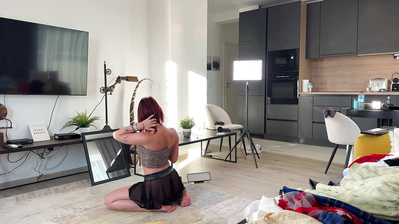 試穿一個真正的大學女孩，她是一個可愛的自然美人，擁有驚人的性感身材